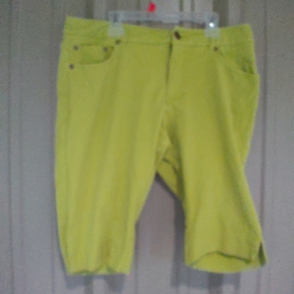 Women's Lime Green Bermuda Shorts Size 8 Brat Green Embroidered Pockets - Picture 1 of 3